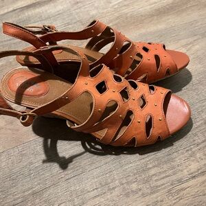 NWOT Clarks Tan and Orange Sandals with Chunky Heel and Cut-Out Design